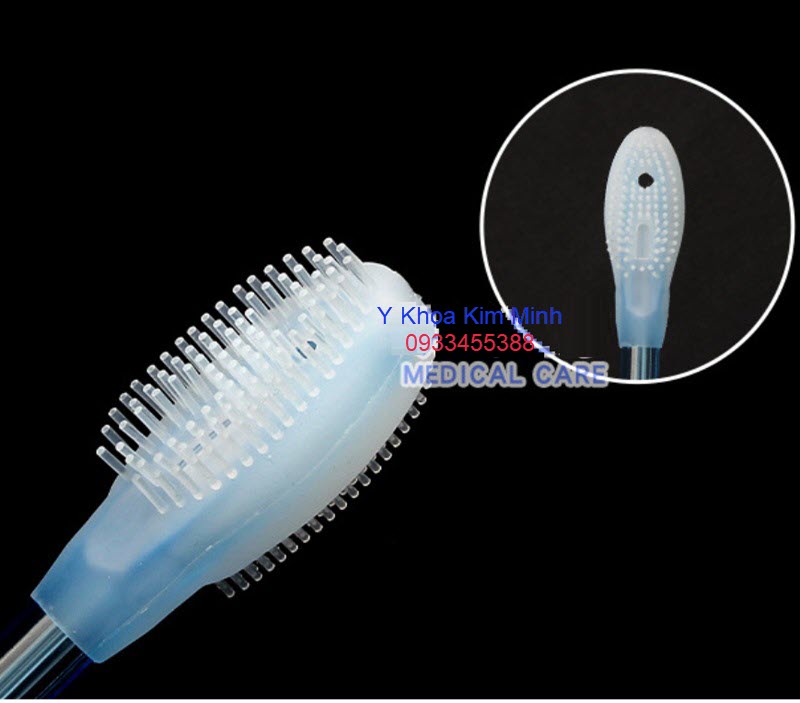 Đầu bàn chải đánh răng người bệnh bằng silicon, có lỗ bơm nước vệ sinh răng miệng với máy tăm nước, hoặc hút dịch vệ sinh răng miệng ra ngoài bằng máy hút dịch