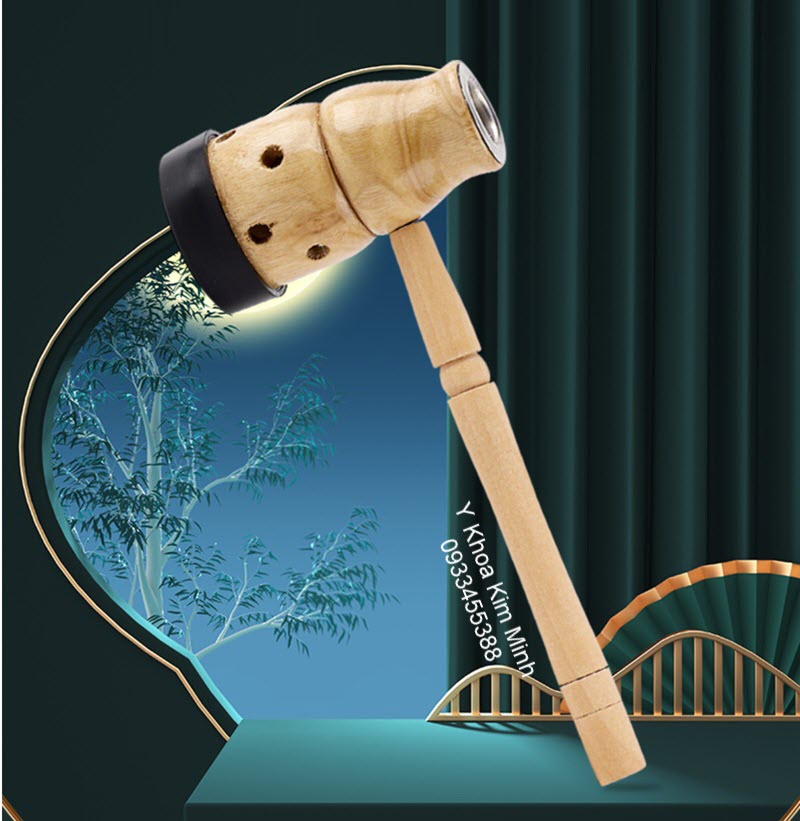 Dụng cụ xông ngải cứu gồm bầu xông bằng gỗ có tay cầm dài