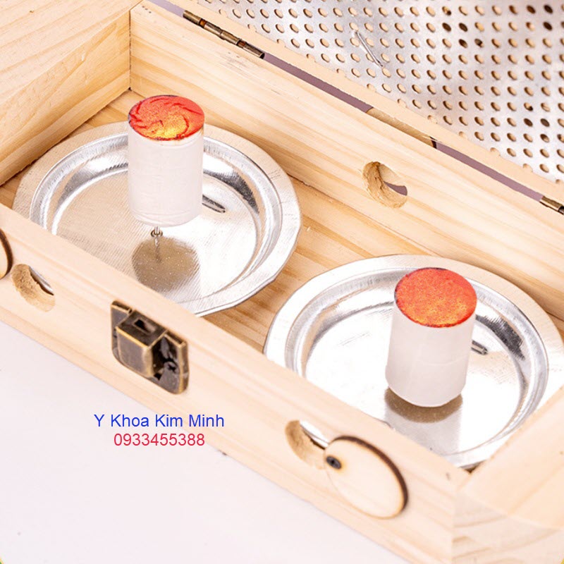 Dép gỗ đặt khay nhang ngải cứu để xông gang bàn chân