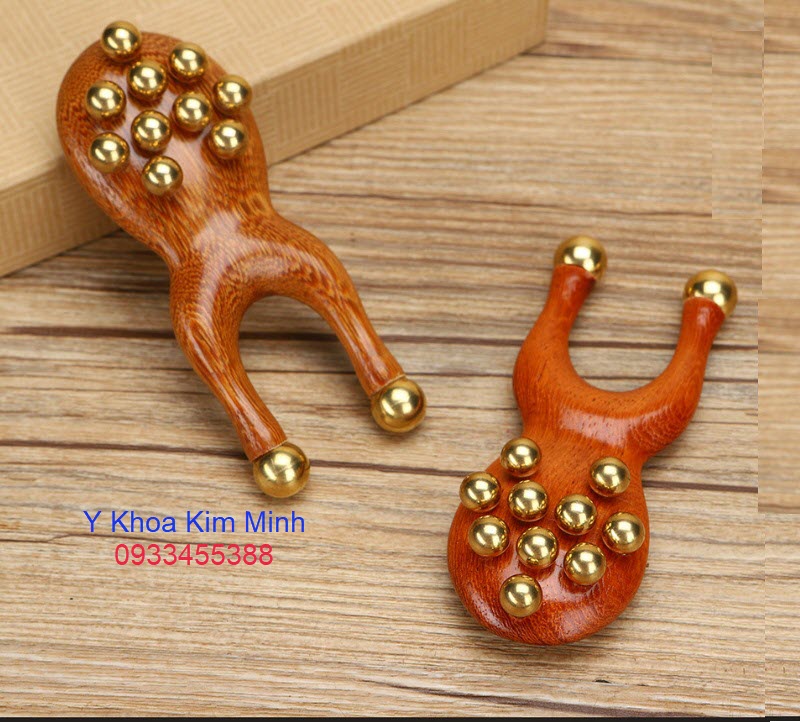 Massage ếch gỗ dùng để nâng cơ mặt, làm mềm da mặt, giảm nếp nhăn vùng mắt, tăng cường lưu thông máu giúp da trẻ hóa. Trong đông y, massage ếch gỗ điều trị kinh lạc, khơi thông khí huyết, giảm đau nhức cơ khớp đặc biệt làm giảm đau gót chân, tê chân, phù nề chân,..