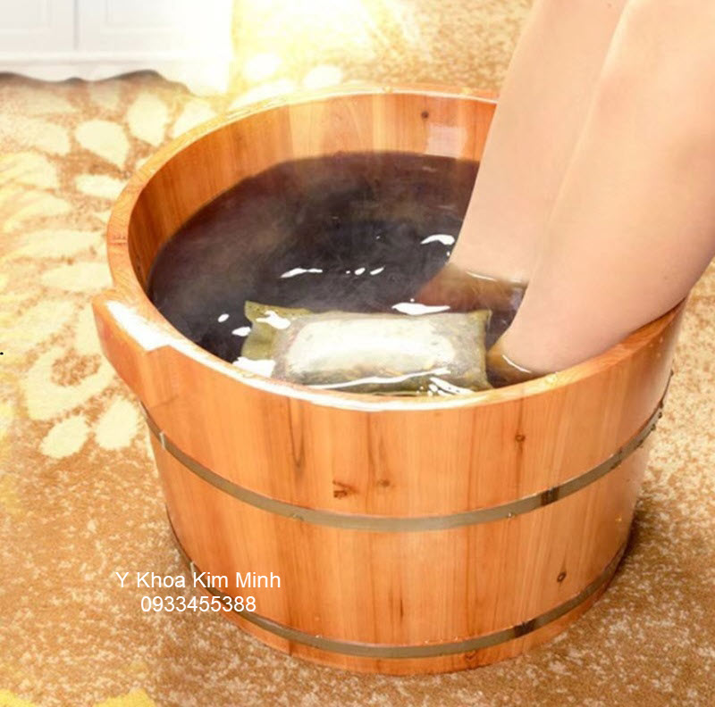 Ngâm chân thuốc bắc giảm phong hàn, giảm lạnh, giữ ấm cơ thể người già, người bệnh bị sốt do thời tiết