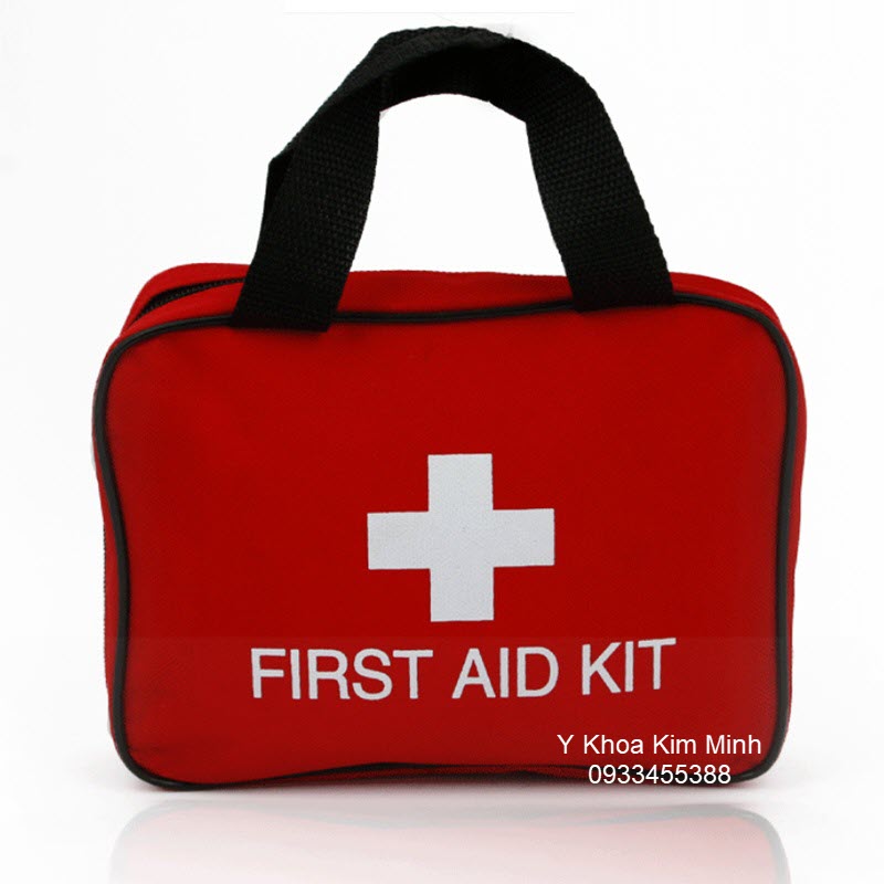 Túi sơ cấp cứu y tế hay còn gọi là túi cứu thương, First Aid Kit màu đỏ, kích thước Dài x Rộng x Cao = 16 x 8 x 28cm, vải nylon, màu đỏ